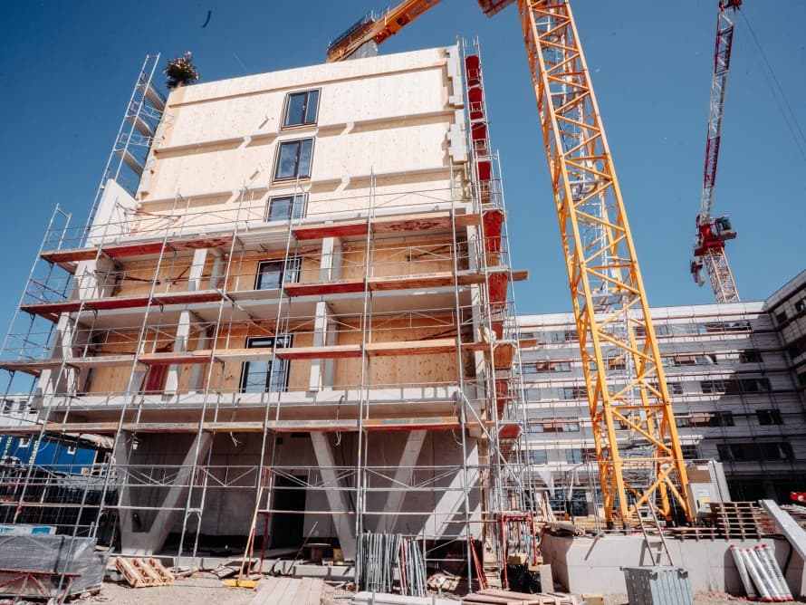 Dřevohybridní stavební metoda díky vysoké míře prefabrikace nastavuje nové standardy, pokud jde o dobu výstavby (© Tobias Singer) Dřevohybridní stavební metoda díky vysoké míře prefabrikace nastavuje nové standardy, pokud jde o dobu výstavby (© Tobias Singer)