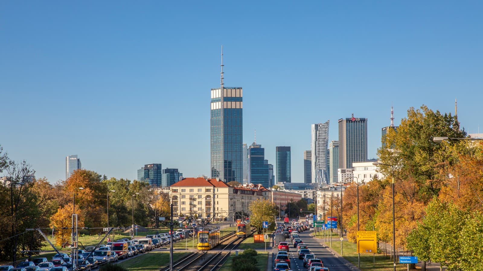 Náměstí Varso s 310 metrů vysokou věží dohlíží na celou Varšavu. (© Aaron Hargreaves/Foster + Partners) Náměstí Varso s 310 metrů vysokou věží dohlíží na celou Varšavu. (© Aaron Hargreaves/Foster + Partners)