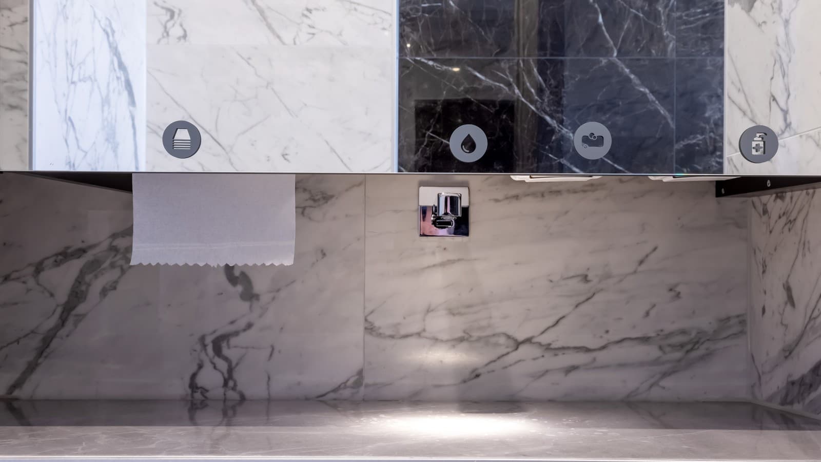 Promyšlená konstrukce: Sprchový kanálek Geberit CleanLine20 za velkoformátovou umyvadlovou deskou zajišťuje odtok vody. (© Opernhaus Chemnitz / Nasser Hashemi) Promyšlená konstrukce: Sprchový kanálek Geberit CleanLine20 za velkoformátovou umyvadlovou deskou zajišťuje odtok vody. (© Opernhaus Chemnitz / Nasser Hashemi)