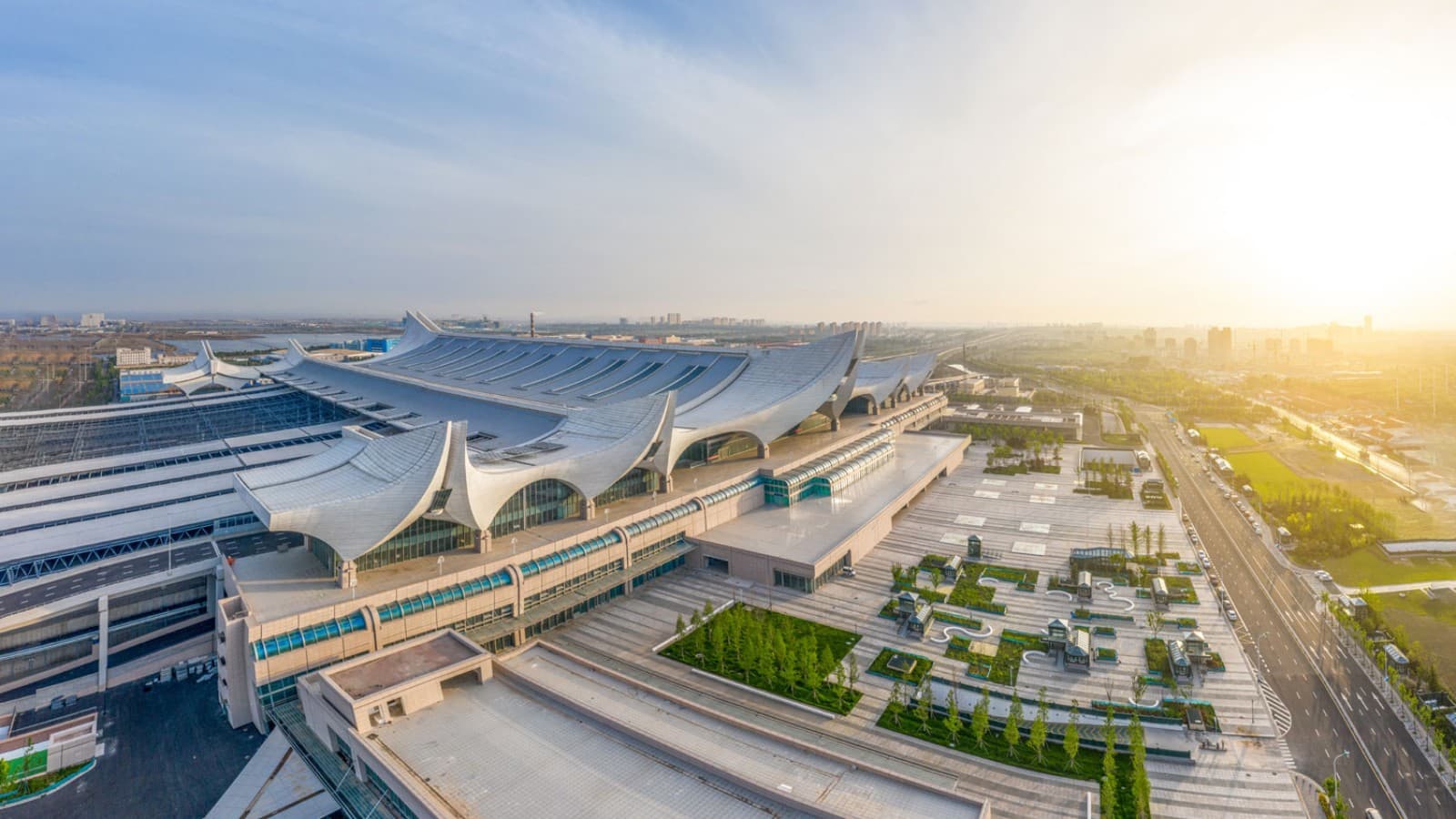 Dvě velké a osm malých vln: střecha nádraží Hongdao připomíná rozbouřené moře. Dvě velké a osm malých vln: střecha nádraží Hongdao připomíná rozbouřené moře.
