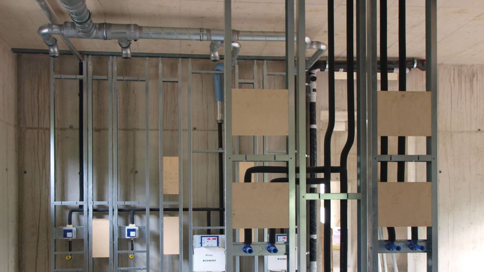 Systém Pluvia si vystačí jen s několika málo svislými trubkami a jeho instalace je proto prostorově úsporná (© Geberit). Systém Pluvia si vystačí jen s několika málo svislými trubkami a jeho instalace je proto prostorově úsporná (© Geberit).