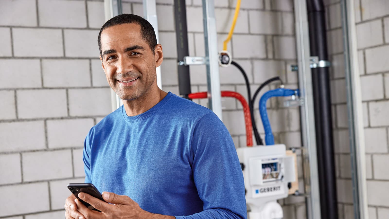 Instalatér nastavil hygienické splachovací zařízení Geberit HS50 pomocí aplikace Geberit Control (© Geberit). Instalatér nastavil hygienické splachovací zařízení Geberit HS50 pomocí aplikace Geberit Control (© Geberit).