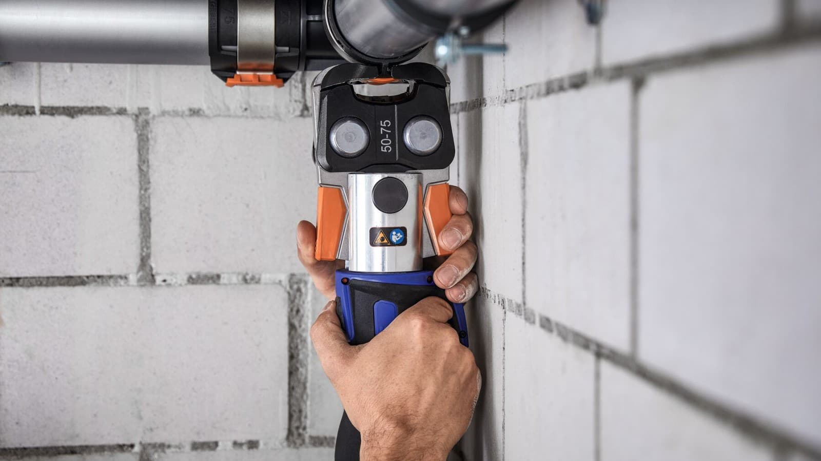 Geberit FlowFit lze zalisovat v těsných místech Geberit FlowFit lze zalisovat v těsných místech