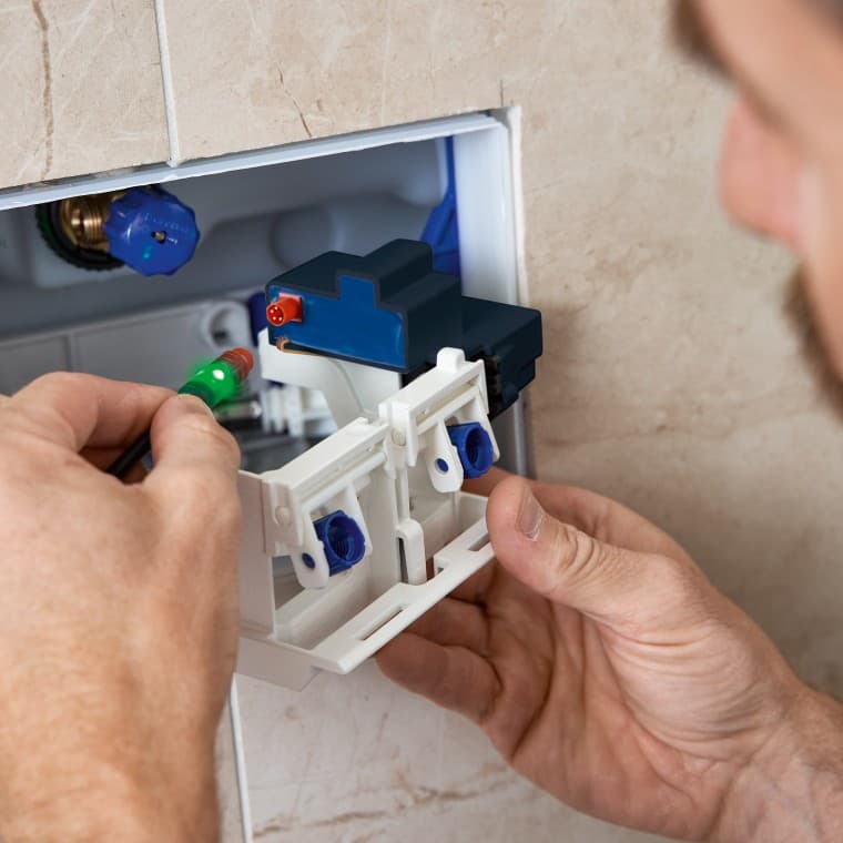 Zobrazení napájení během dodatečné montáže hygienické splachovací jednotky HS05 sanitárním technikem Zobrazení napájení během dodatečné montáže hygienické splachovací jednotky HS05 sanitárním technikem